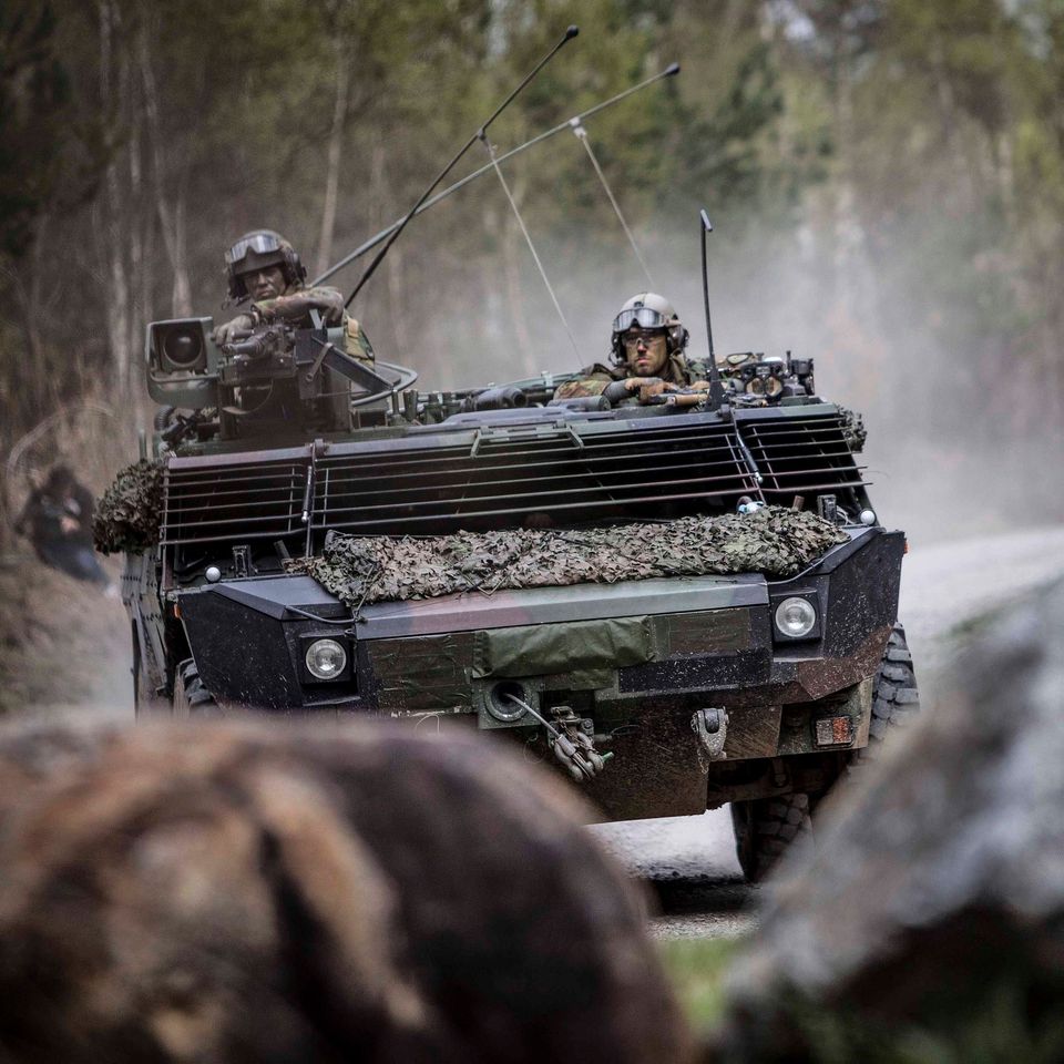 Legervoertuig met 2 militairen aan boord